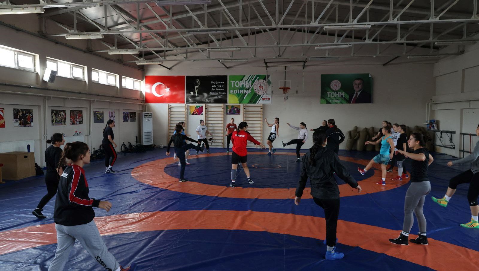 Balkan Şampiyonası'na hazırlanan Kosovalı kadın güreşçiler Edirne'de kamp yapıyor.