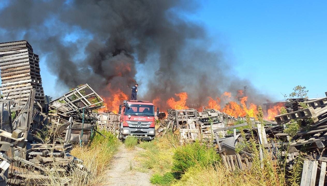 Manisa'nın Yunusemre ilçesinde bir palet fabrikasında çıkan yangına müdahale ediliyor.