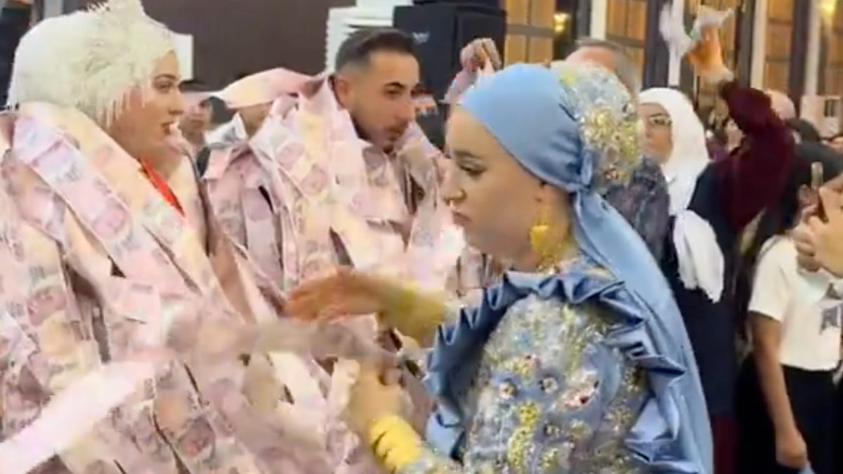 Kızıltepe ilçesinde bir düğünde, valizle getirilen 200 TL'lik banknotlarla oluşturulmuş
