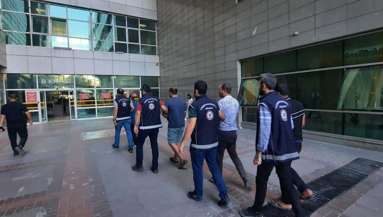 Mersin'de düzensiz göçmenlere yapılan operasyonda 14 göçmen yakalandı. 4 göçmen