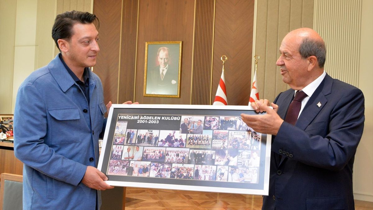 Eski futbolcu Mesut Özil, Uluslararası Futbol Federasyonları Birliği (FIFA) ve