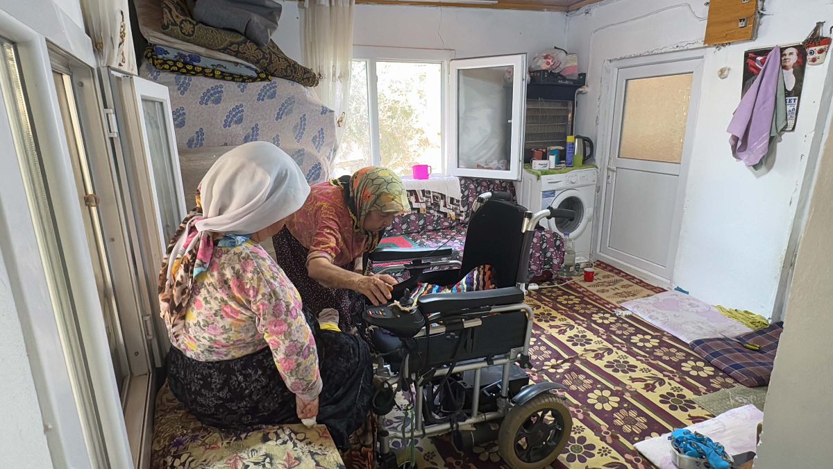 Milas ilçesinde Behiye Burnak, doğuştan yüzde 90 bedensel engelli kızı