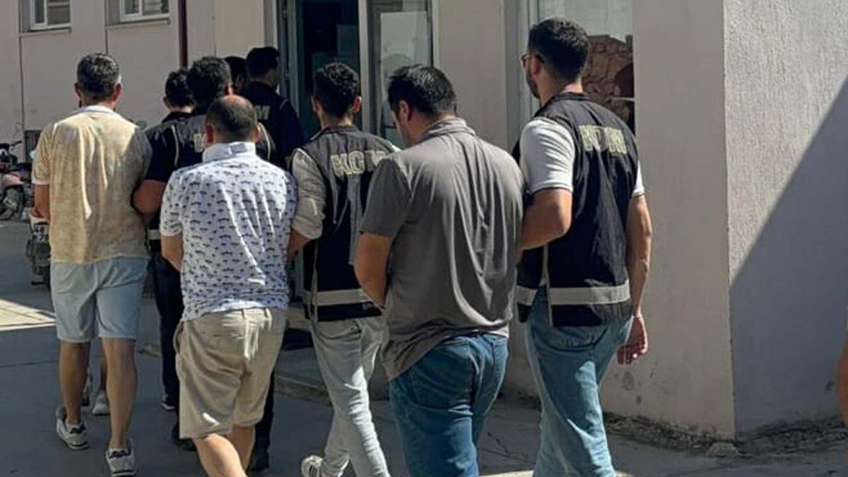 Datça ilçesi açıklarında durdurulan Polonya bayraklı teknede yasa dışı yollardan