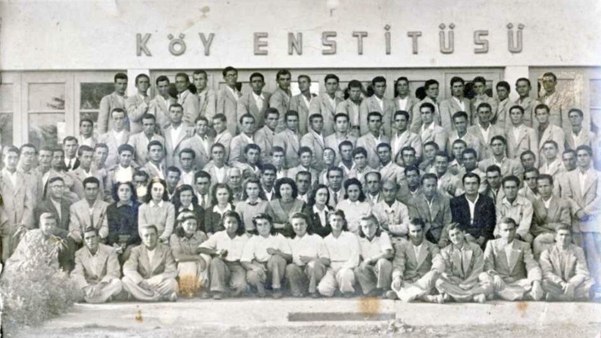 Her dönem eğitim yılı başlamadan köy enstitüleri hakkındaki tartışmalar sürerken,