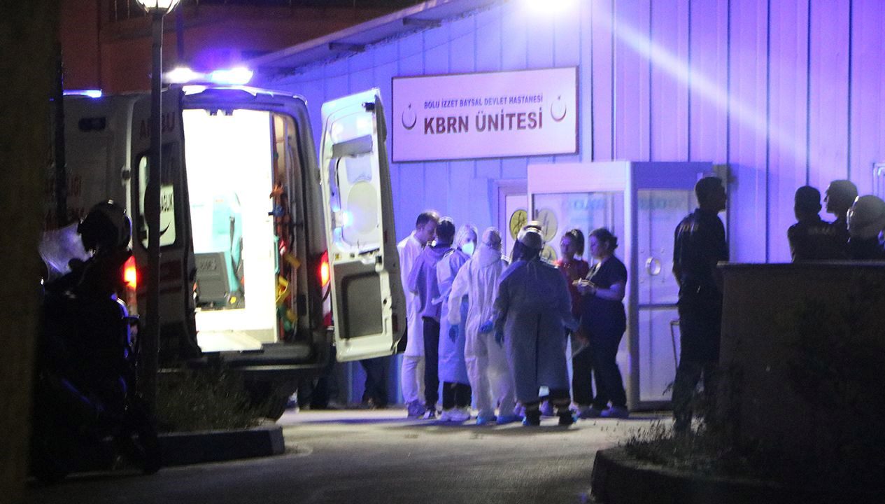 Yabancı plakalı araca operasyon yapan narkotik polisleri, yakıt deposundan çıkan