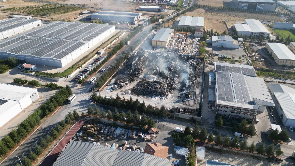 Niğde Organize Sanayi Bölgesi’nde faaliyet gösteren plastik ambalaj fabrikasında çıkan