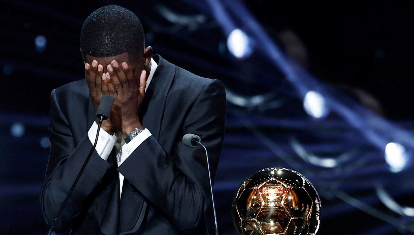 Yılın futbolcusuna verilen Ballon d'Or ödülünü kazanan Dembele, duygusal anlar