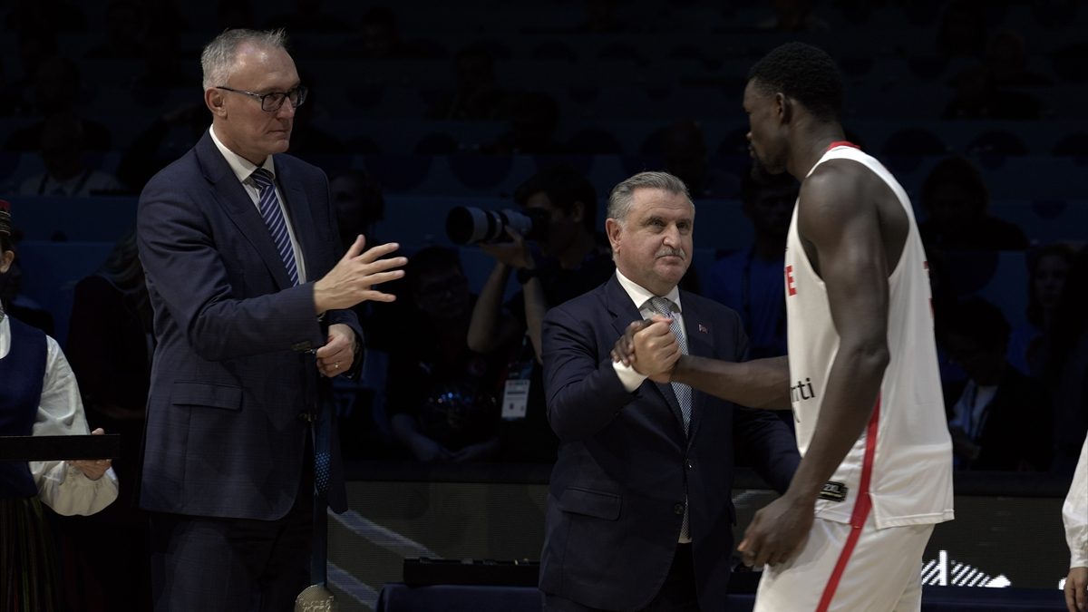 Gençlik ve Spor Bakanı Osman Aşkın Bak, "Burada olmadı ama