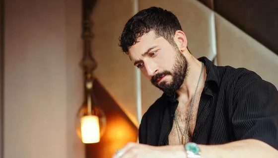 Oyuncu Emre Bulut'un, 15 yıllık arkadaşına kendisini komiser olarak tanıttığı