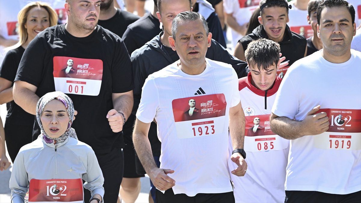 CHP Genel Başkanı Özgür Özel, Ankara Eymir Gölü’nde düzenlenen partinin