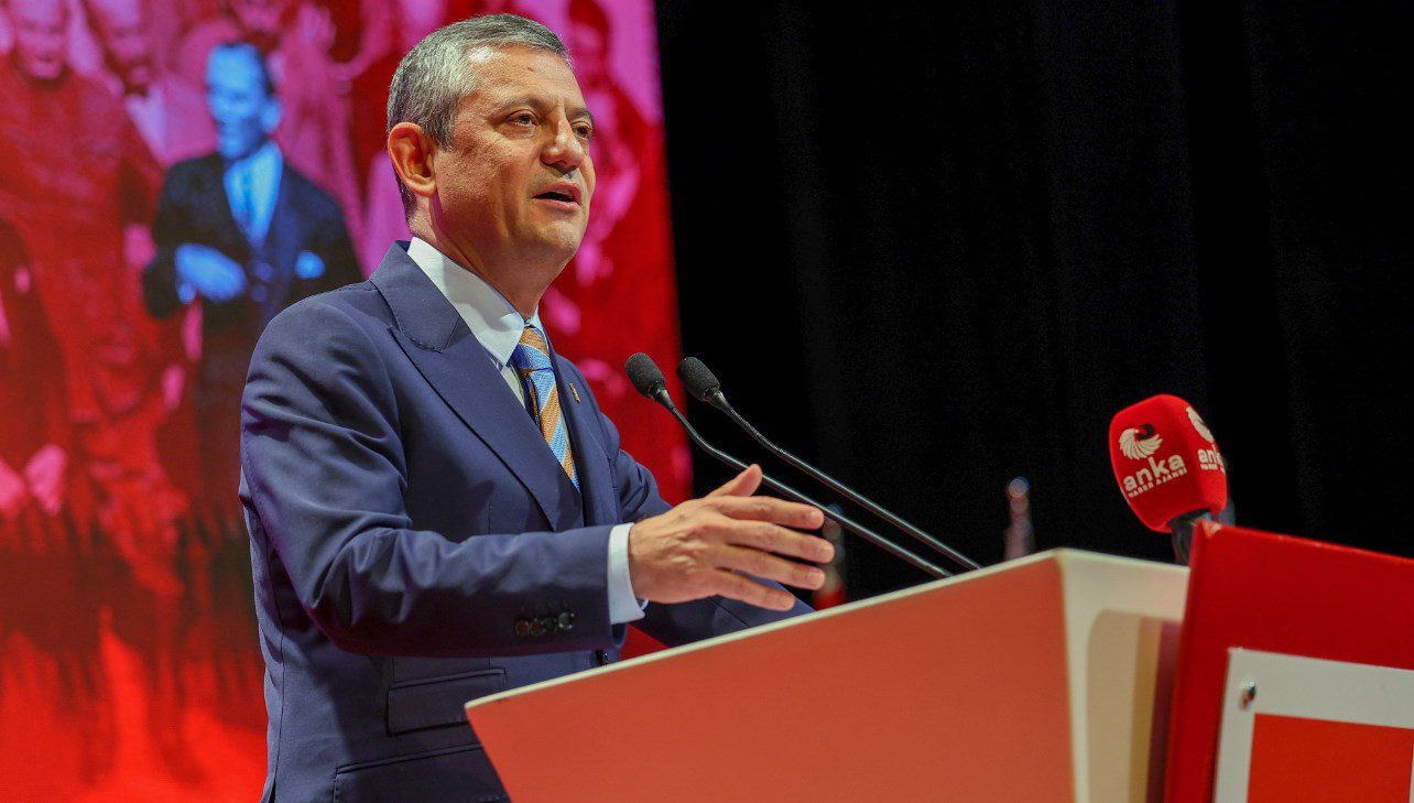 CHP lideri Özgür Özel, Bahçelievler'de yapılan mitingte, Bayrampaşa Belediyesi'ne yapılan operasyona