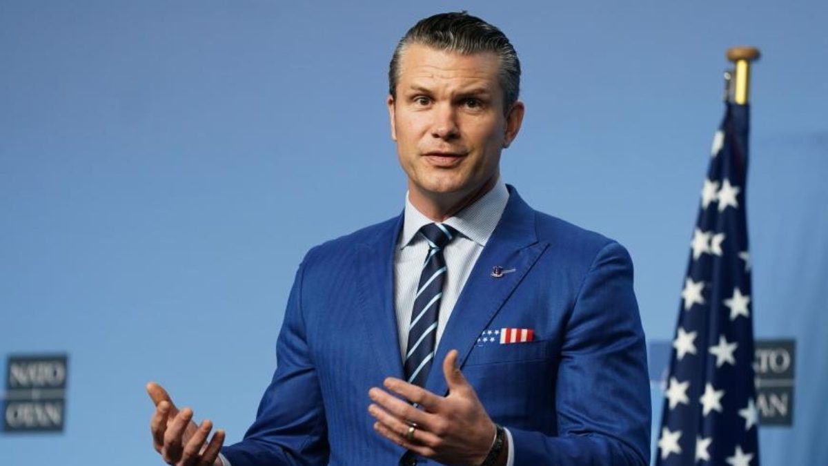 ABD Savunma Bakanı Pete Hegseth, basının Pentagon koridorlarında serbest dolaşımının