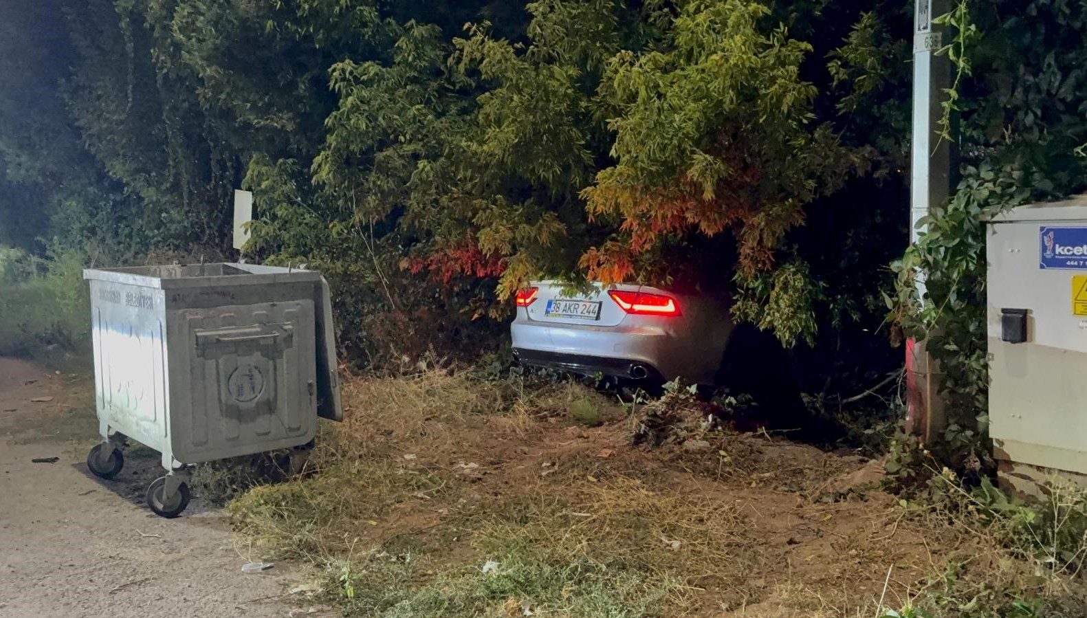 Kayseri'nin Kocasinan ilçesinde polis ekiplerinden kaçan alkollü sürücü fidanlığa daldı.