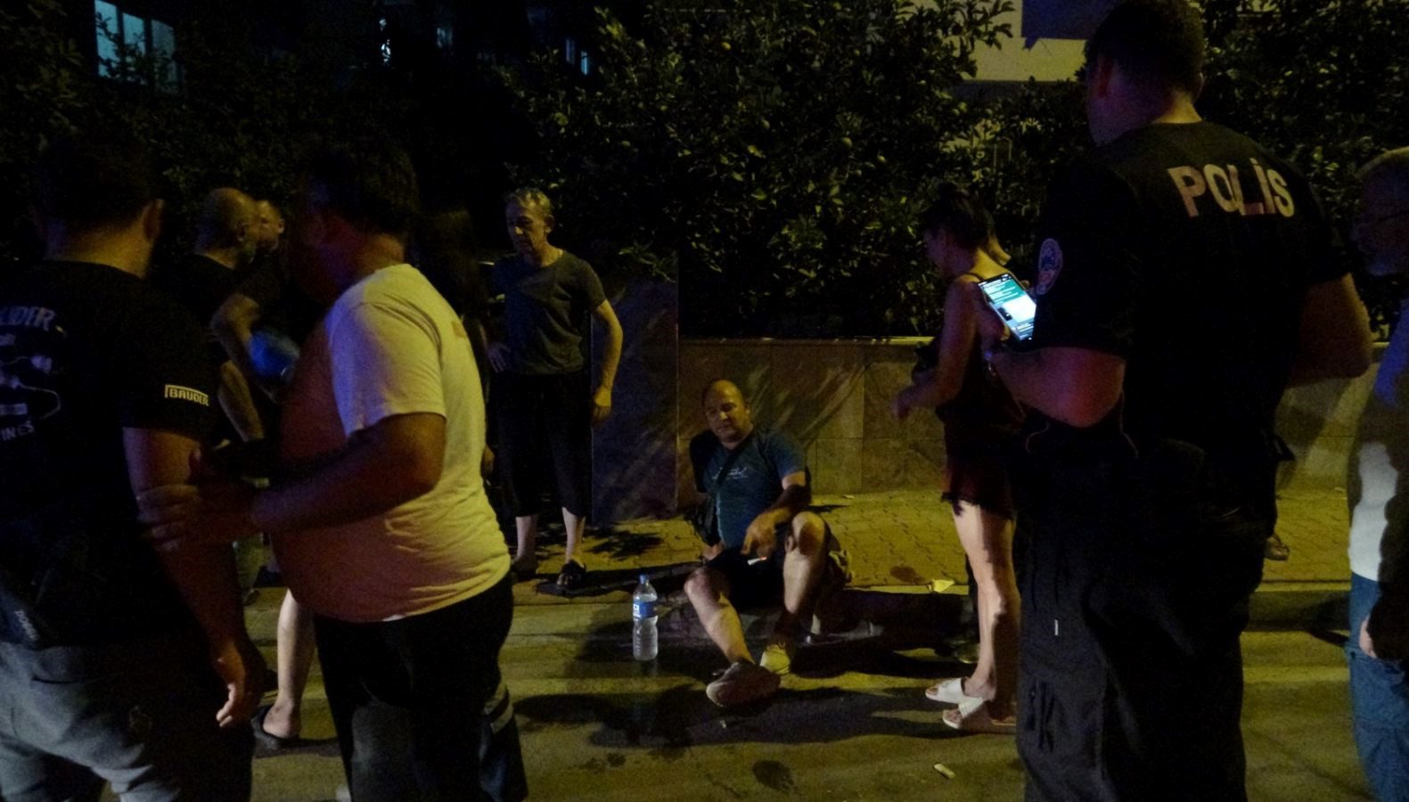 Antalya'da komşuların ağaçtan portakal koparma tartışması kanlı bitti. Olayda 2 kişi