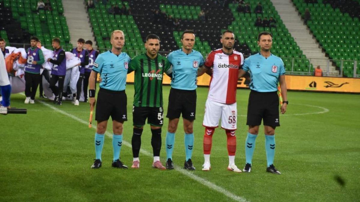 1'inci Lig'de dün oynanan Sakaryaspor-Sivasspor maçında, Sakaryaspor'un sahada 7 yabancı