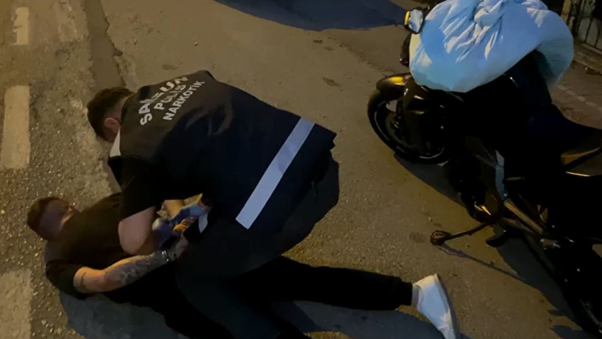 Kentte polis ekiplerinin düzenlediği operasyonda 2 kişi çarşafa sarılı 7