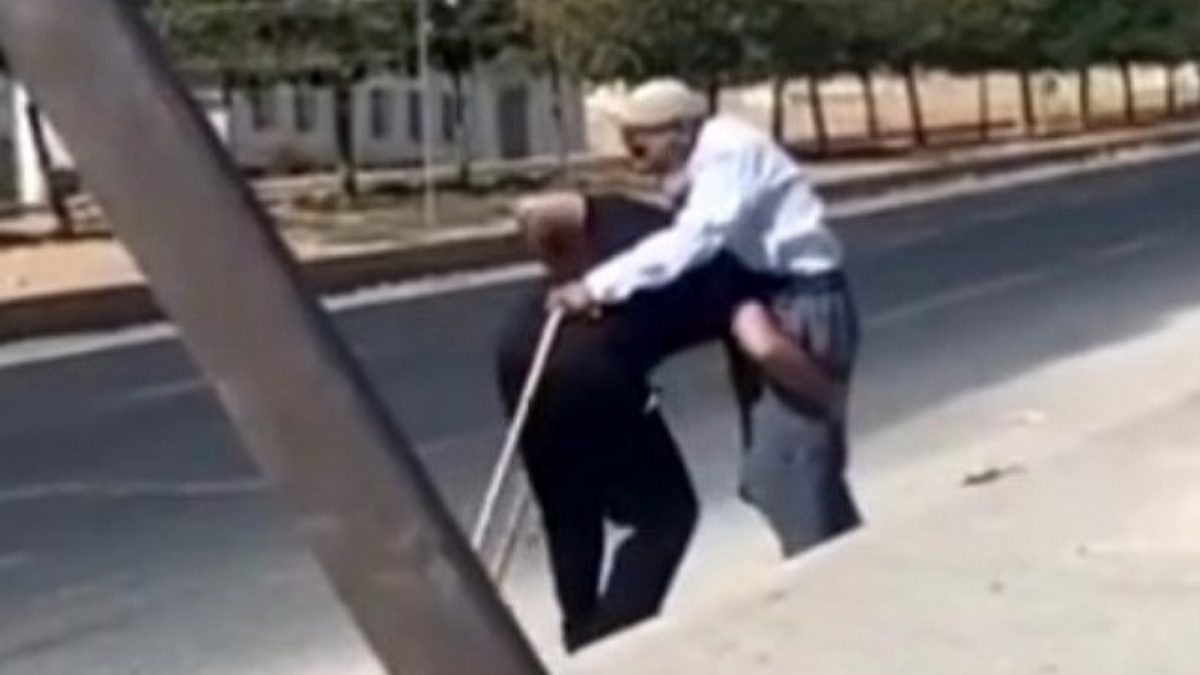 Bozova ilçesinde bir hastane güvenlik görevlisinin yaşlı vatandaşa yaptığı yardım