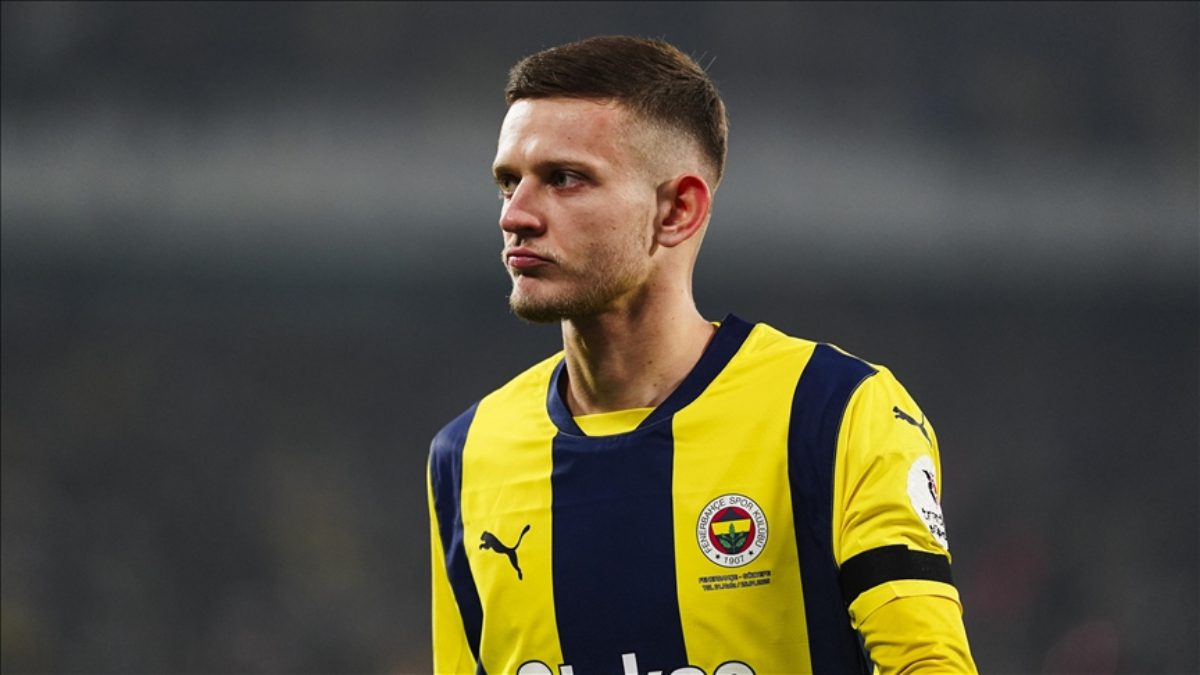 Fenerbahçe'nin orta saha oyuncusu Sebastian Szymanski'nin menajerinden transfer açıklaması geldi.