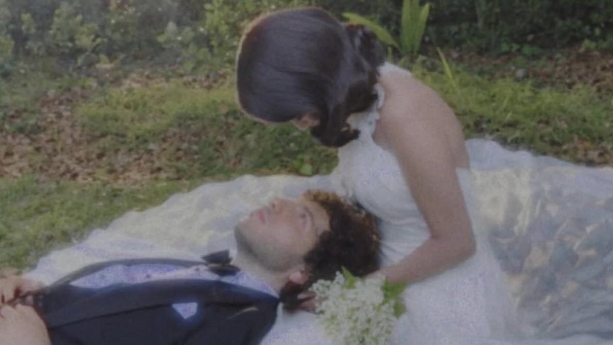Beklenen evlilik oldu. .Selena Gomez ile evlenen Benny Blanco merak