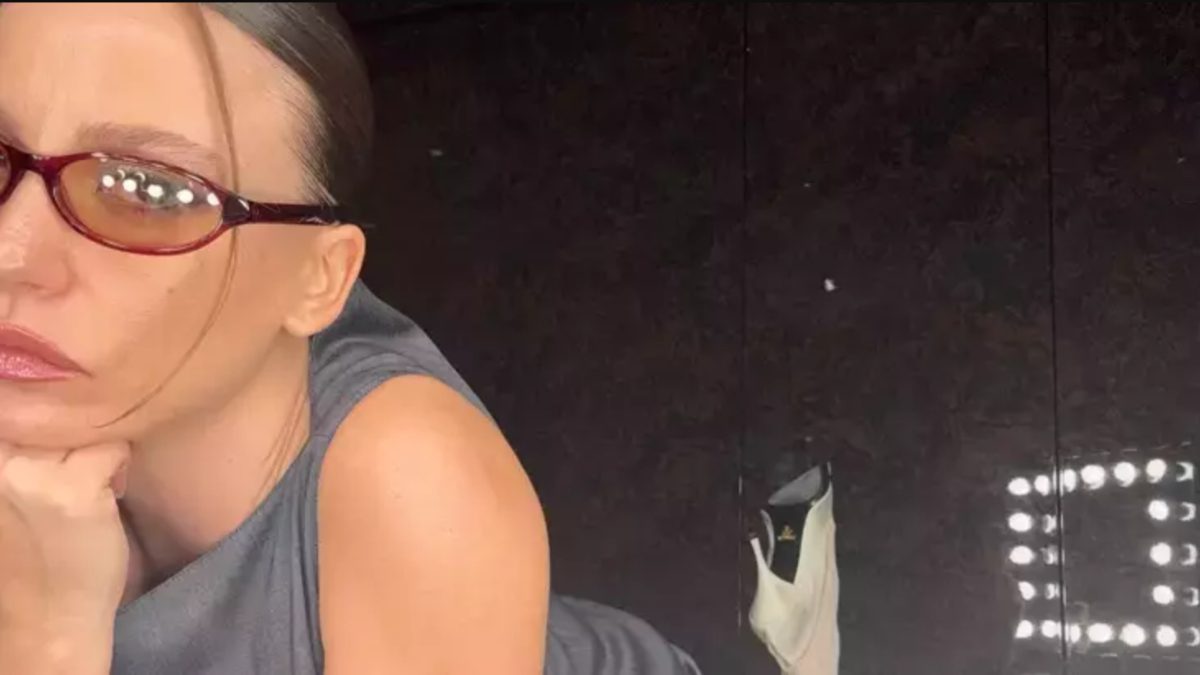 Şarkıcı Mert Demir ile yaşadığı aşkla gündemde olan Serenay Sarıkaya'dan