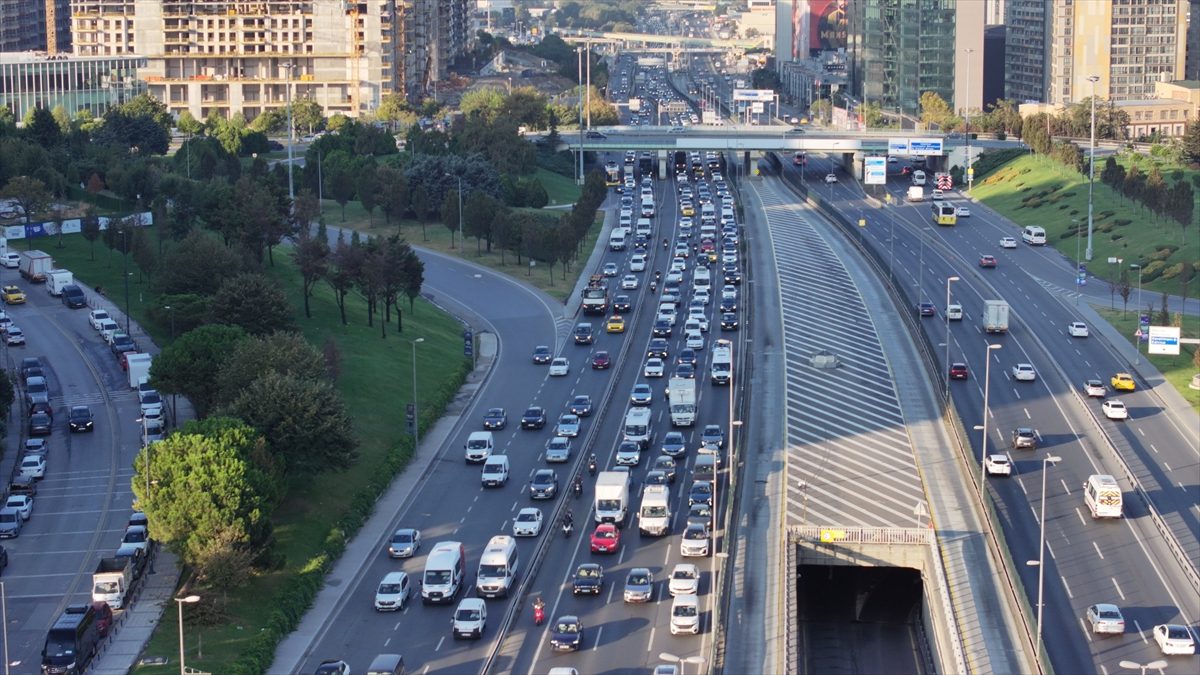 İstanbul'da haftanın ikinci iş günü ve okulların normal saatinde eğitime
