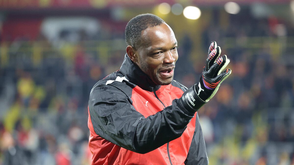 40 yaşındaki kaleci Steve Mandanda, futbol kariyerini noktaladığını duyurdu.