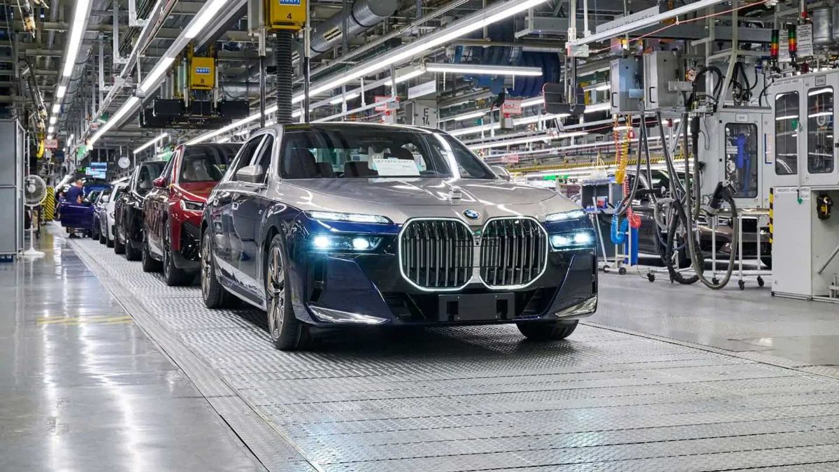 Almanya merkezli otomotiv üreticisi BMW dünya gelende geniş çaplı bir