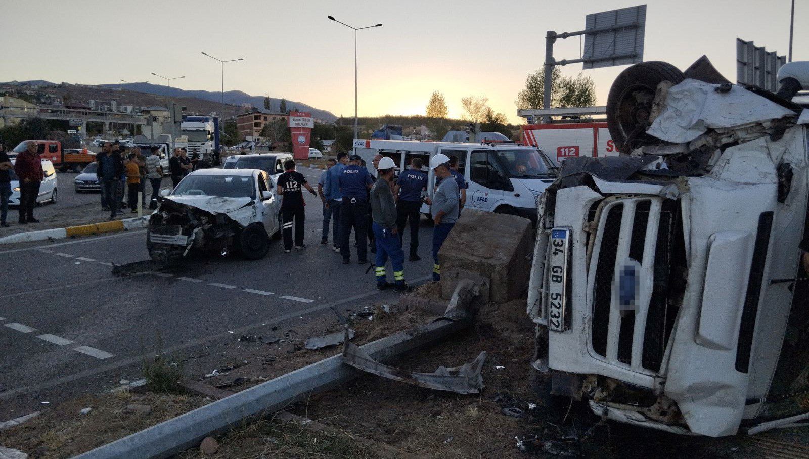 Sivas'ın Suşehri ilçesinde otomobille çarpıştıktan sonra devrilen minibüsteki 20 kişi yaralandı.