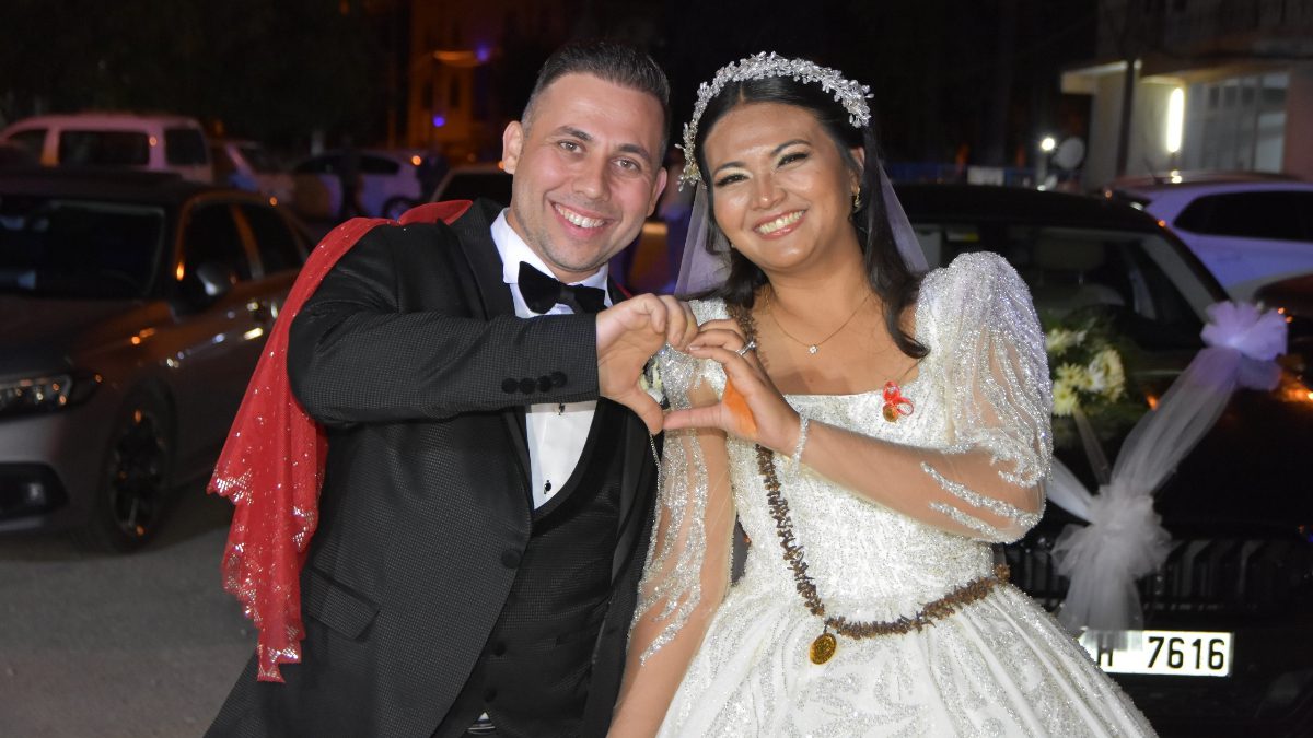 Taylandlı Apinya Bubpapaow, Denizlili Gökhan Ünmek ile dünya evine girdi.