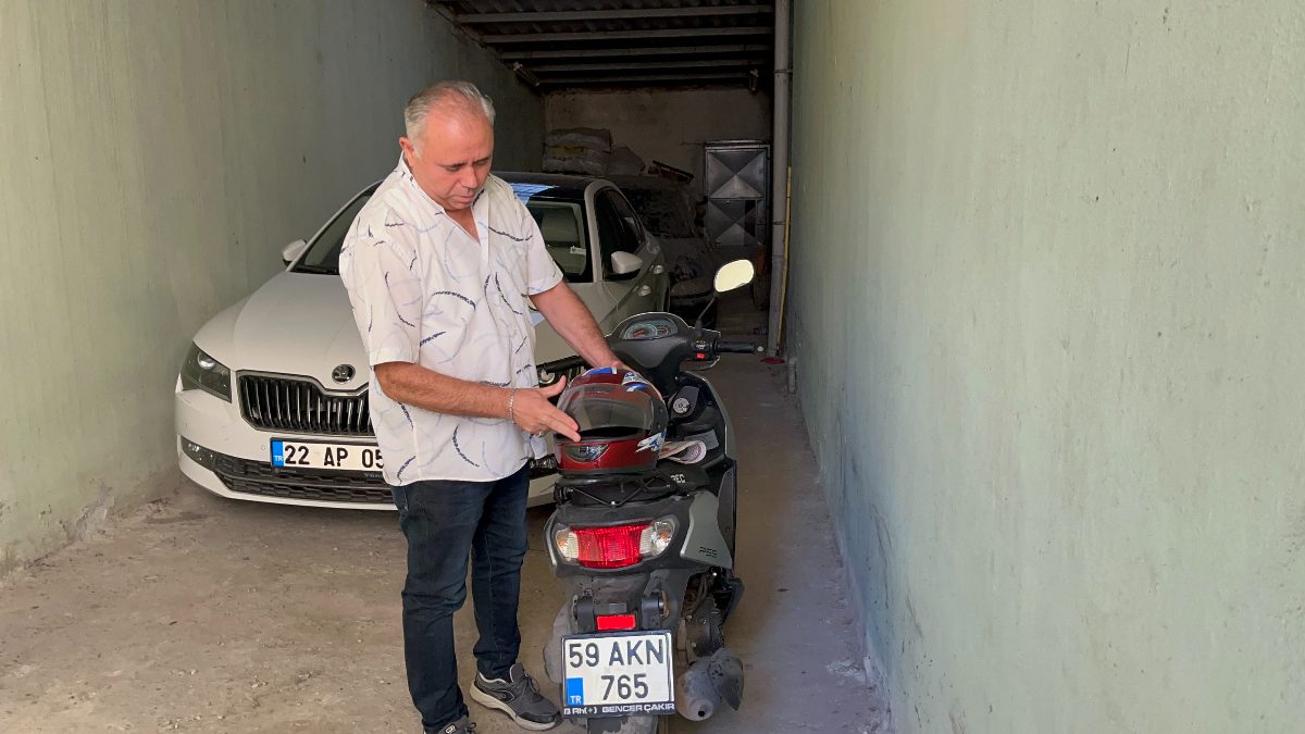 Çorlu ilçesinde yaşayan emekli polis Soner Çakır, motosikletine binip de
