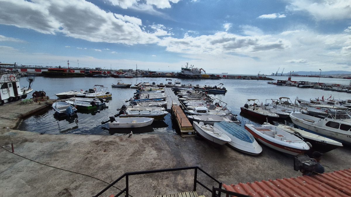 Tekirdağ'ın Süleymanpaşa ilçesinde denize açılan balıkçılar, Poyraz fırtınası nedeniyle limana