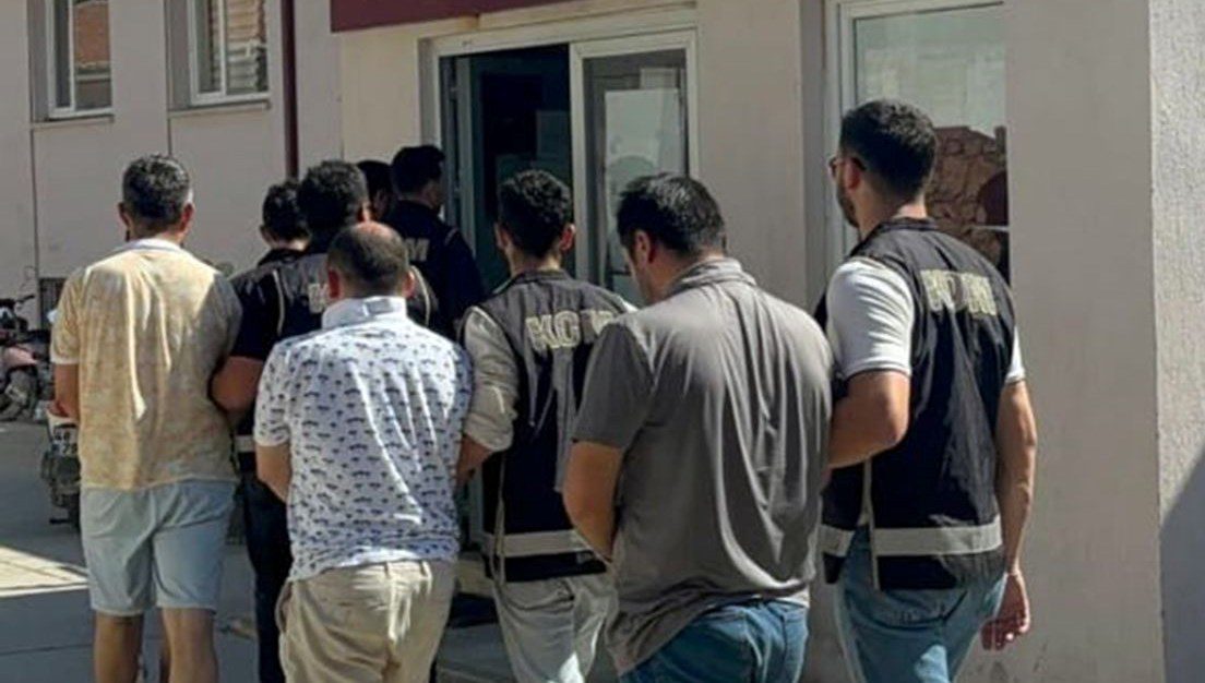 Muğla’nın Datça ilçesi açıklarında yurtdışı çıkış yasağı bulunan 8 FETÖ