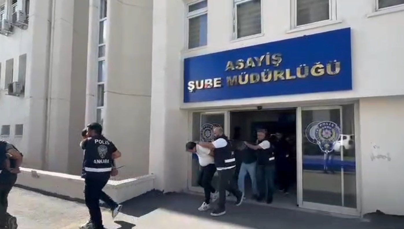 Ankara'da kendilerini polis ve savcı olarak tanıtıp dokuz kişiyi 17,5