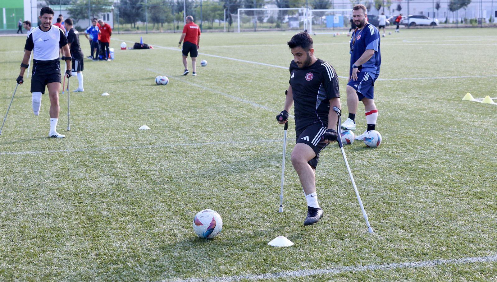 Doğuştan bedensel engelli 23 yaşındaki Eyüp Alparslan, televizyonda izleyip hayalini