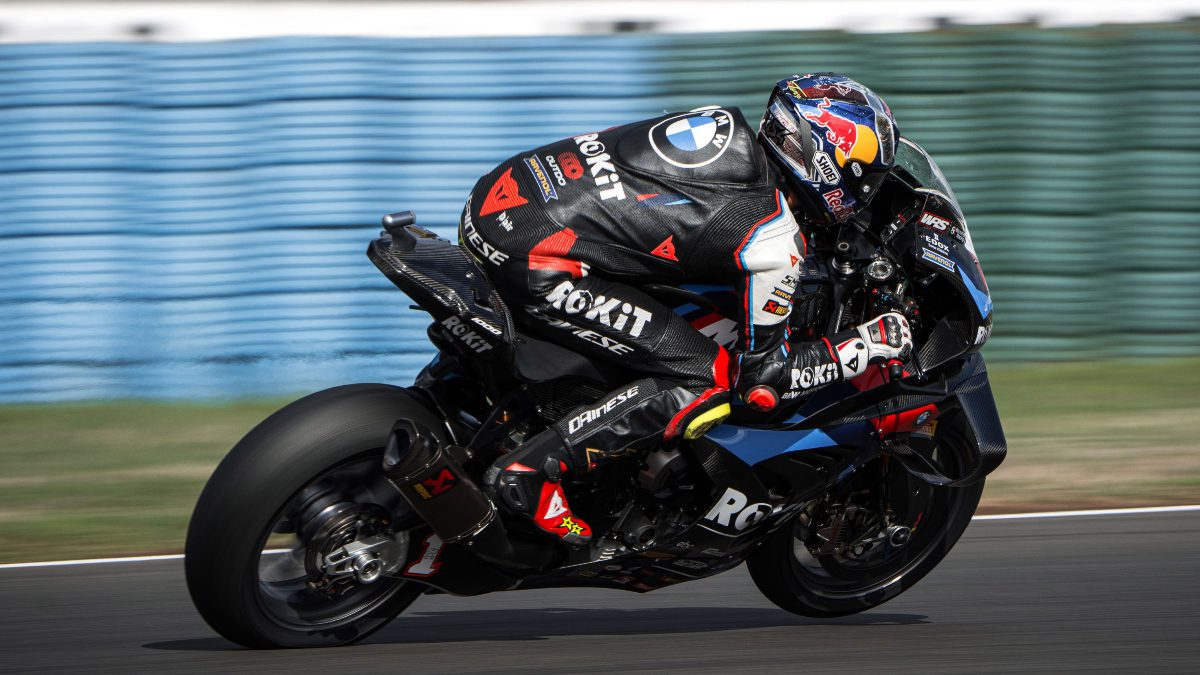 Milli motosikletçimiz Toprak Razgatlıoğlu, Dünya Superbike Şampiyonası'nda Fransa ayağının superpole