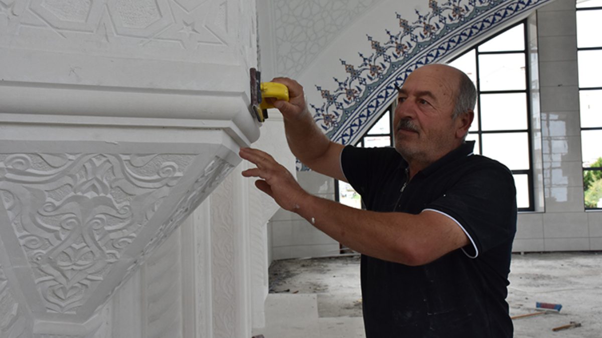 Yüzlerce yapıda emeği bulunan 43 yıllık taş ustası Hayri Dertlioğlu,