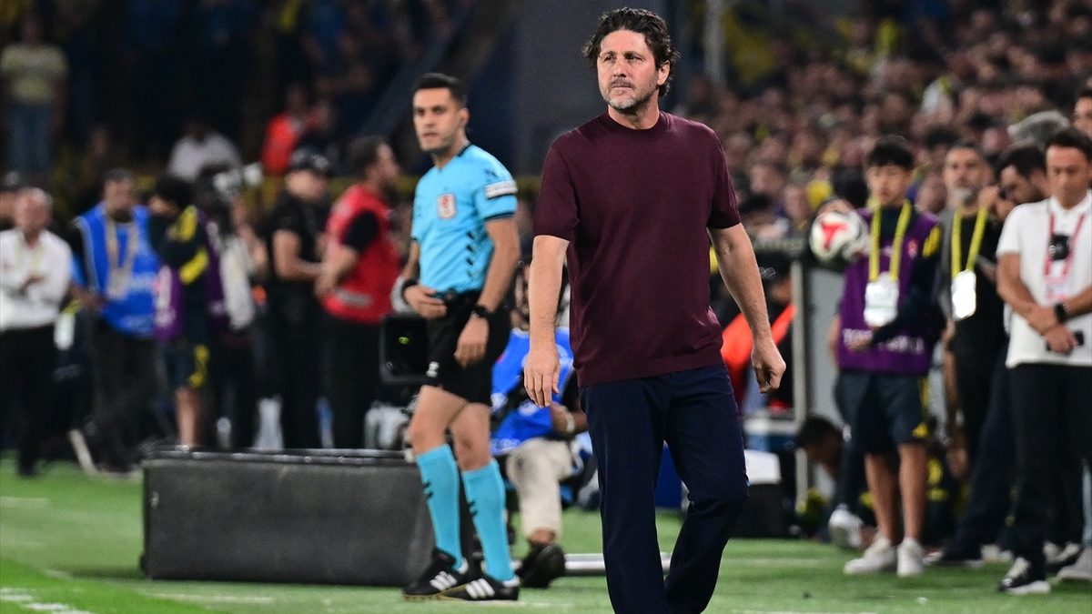 Süper Lig'de deplasmanda uzun süre 10 kişi oynadığı karşılaşmada Fenerbahçe'ye