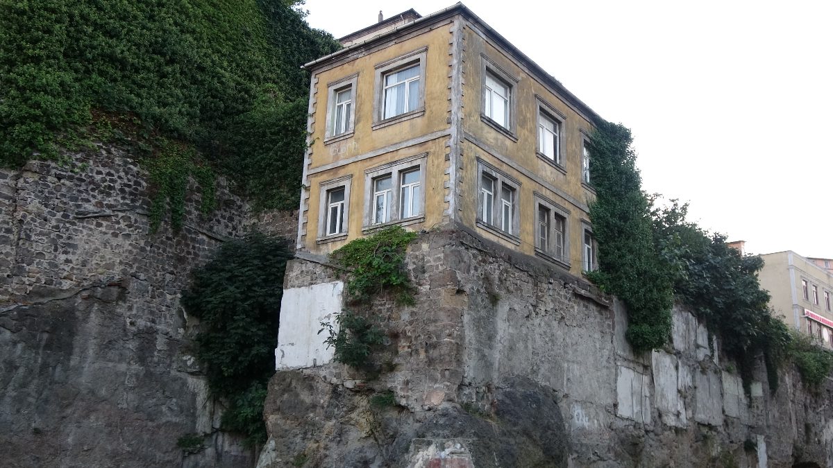 Trabzon'un tarihi surları üzerine inşa edilen evler, yüzyılların izini taşıyan