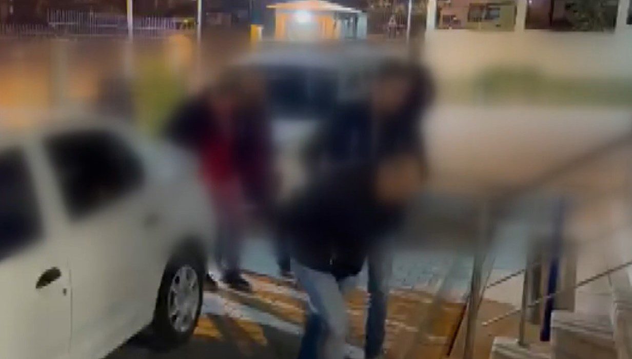 Ankara'da trafikte taksi şoförünü döven 4 şüpheli gözaltına alındı.