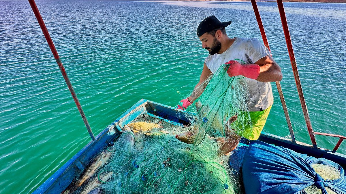 Çemişgezek ilçesindeki Keban Baraj Gölü'nde çocuk yaşta başladığı balıkçılığı sürdüren