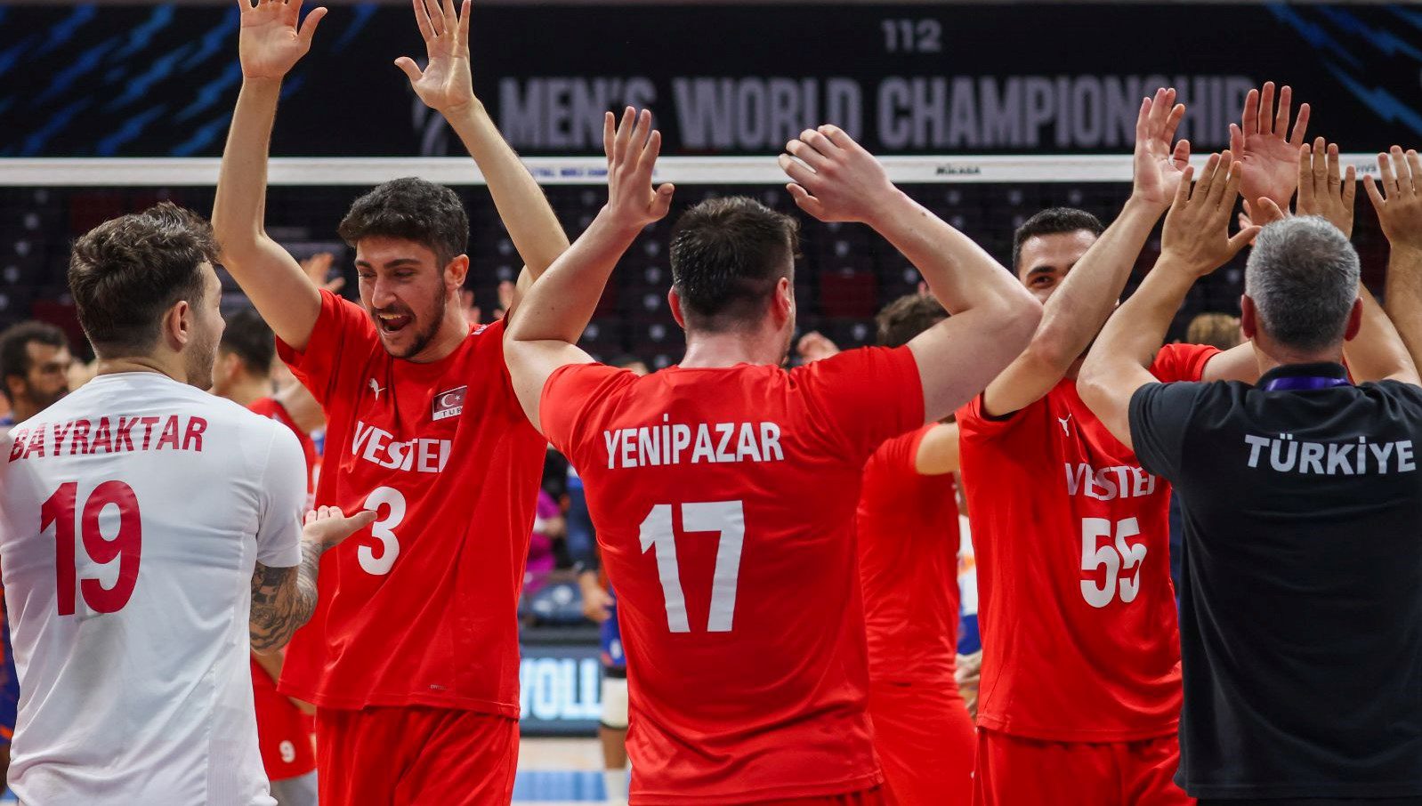 Türkiye Voleybol Federasyonu (TVF) Başkanı Mehmet Akif Üstündağ, Filenin Efeleri'nin