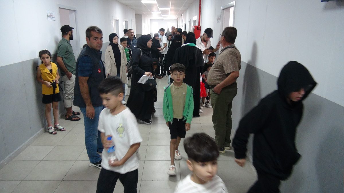 Esad rejiminin yıkılmasının ardından yeniden ülkesine dönmek isteyen Suriyeliler, Kilis'te