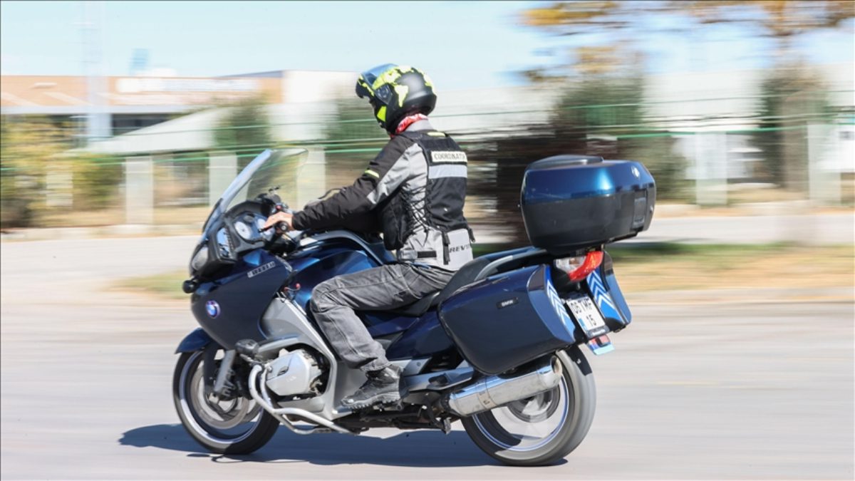 Motosiklet Güvenli ve İleri Sürüş Eğitmeni İsmet Öztaylan, yalnızca kask