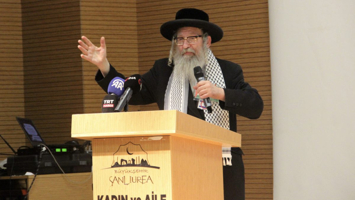 Gazze'deki soykırıma dikkat çekmek düzenlenen panelde konuşan Yahudi Haham Yisroel