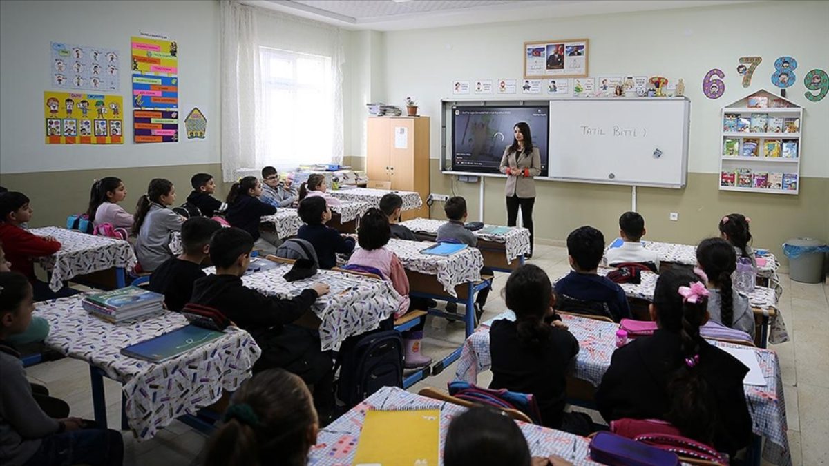 Yaklaşık 18 milyon öğrenci ve 1 milyon 200 bin öğretmen