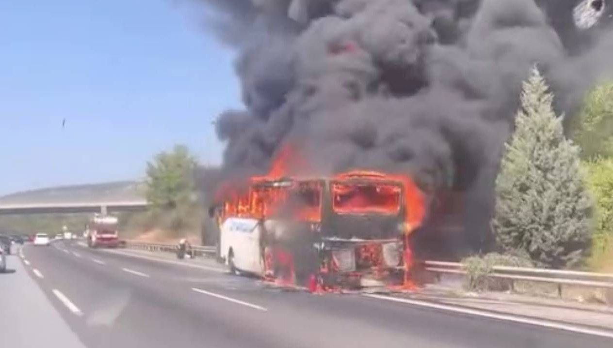 Mersin'de hareket halindeyken alev alan yolcu otobüsü yandı. Otobüsteki 7