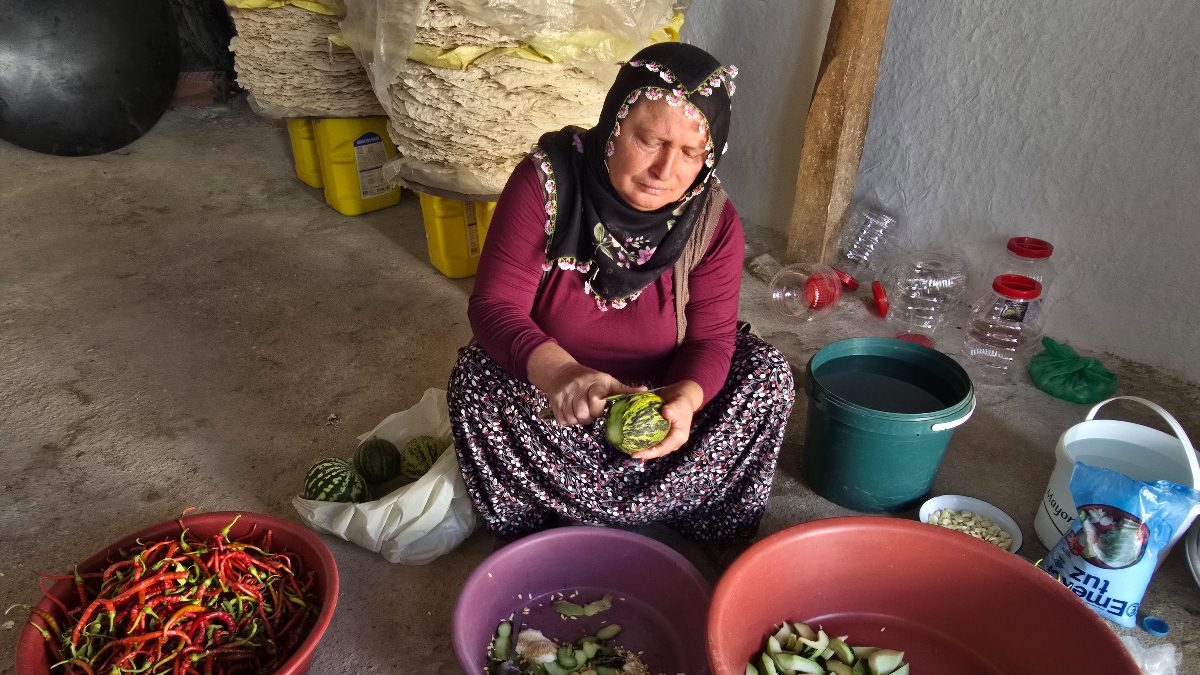 Yozgat'ta sonbaharın gelmesiyle birlikte geleneksel hazırlıklar başladı. Turşu ve biberler,