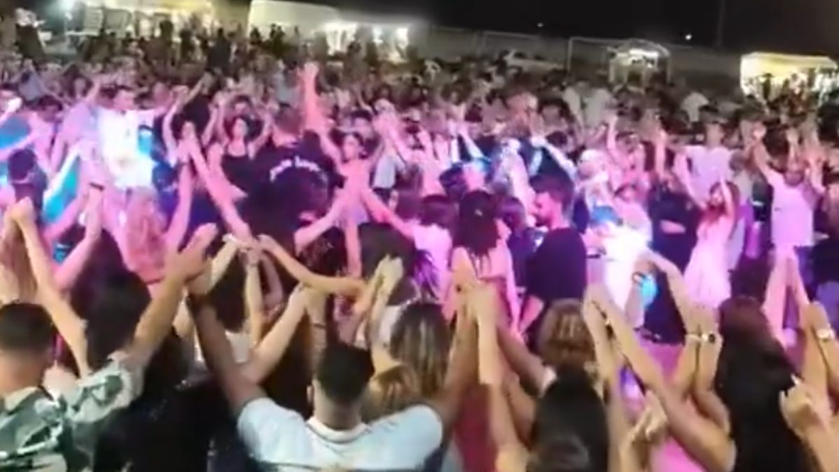 Yunanistan'da bir konserde kaydedilen görüntülerde, kemençe eşliğinde yüzlerce kişinin horon