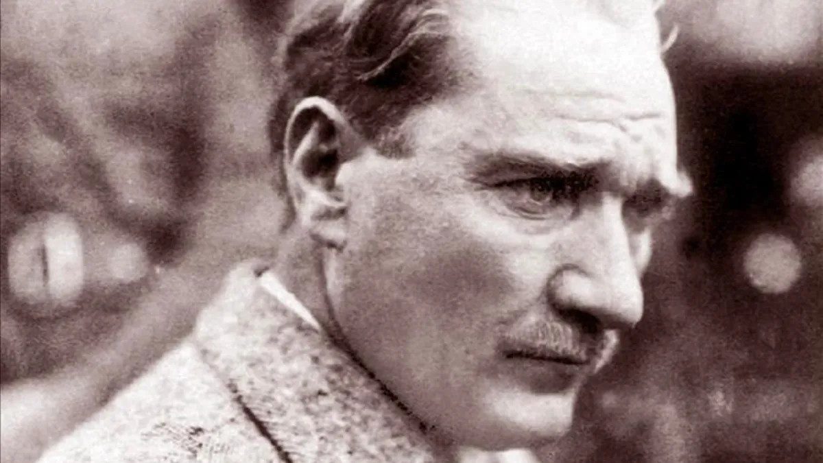 Cumhuriyetin ilanının ardından Atatürk oybirliği ile Cumhurbaşkanı seçilirken, 30 Ekim