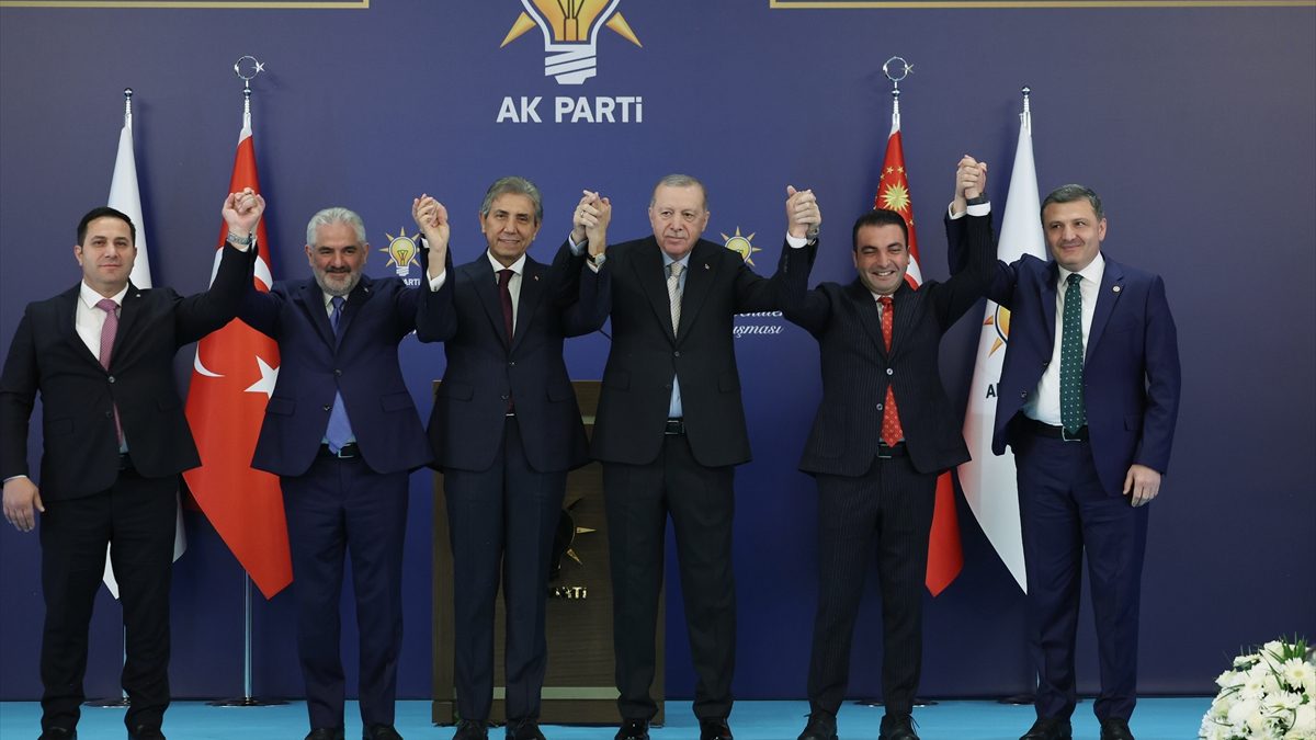 Cumhurbaşkanı Recep Tayyip Erdoğan, AK Parti'ye katılan 7 belediye başkanını